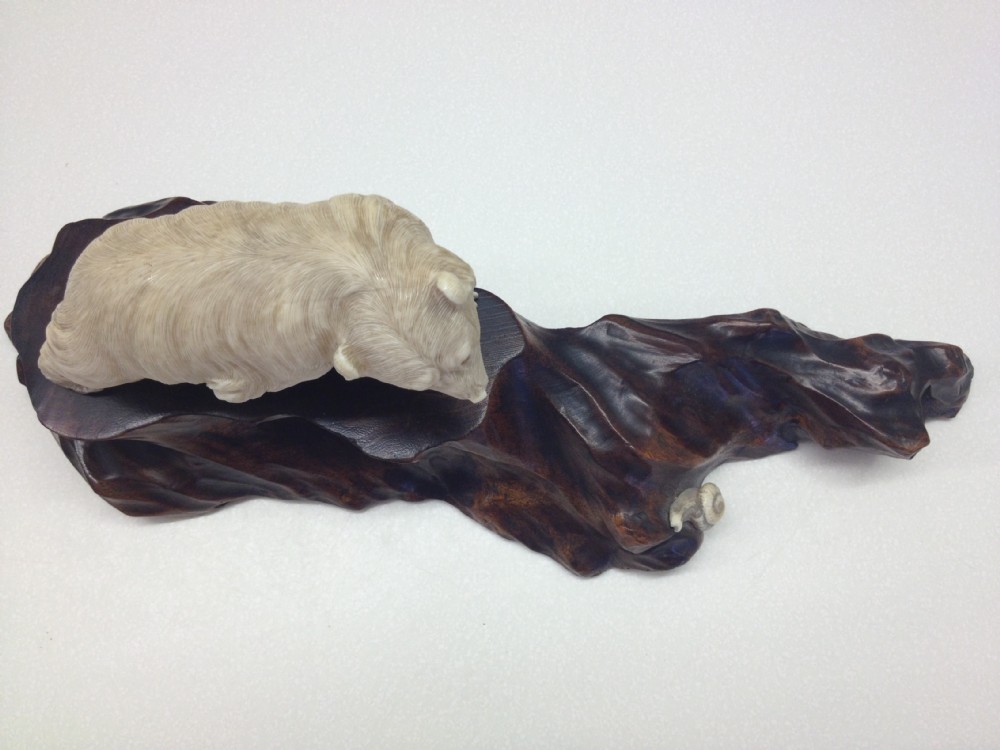 FANTASTIC QUALITY JAPANESE IVORY OKIMONO GROUP SNOW BEAR ON ROCKY OUTCROP MEIJI PERIOD View V