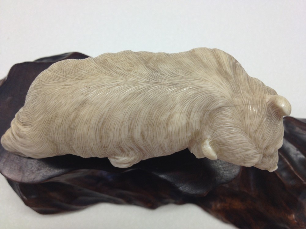 FANTASTIC QUALITY JAPANESE IVORY OKIMONO GROUP SNOW BEAR ON ROCKY OUTCROP MEIJI PERIOD View VI