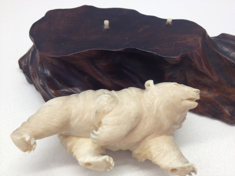 FANTASTIC QUALITY JAPANESE IVORY OKIMONO GROUP SNOW BEAR ON ROCKY OUTCROP MEIJI PERIOD View X