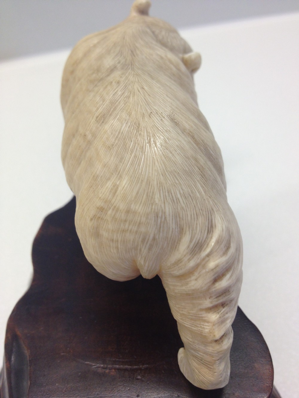 FANTASTIC QUALITY JAPANESE IVORY OKIMONO GROUP SNOW BEAR ON ROCKY OUTCROP MEIJI PERIOD View XIV