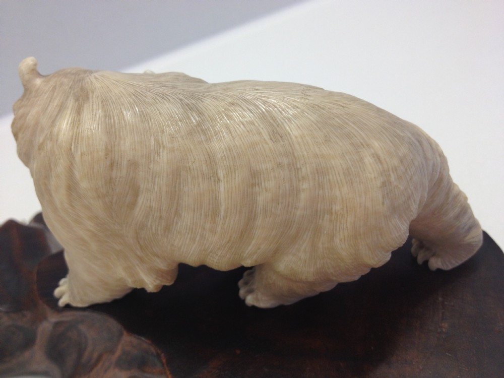 FANTASTIC QUALITY JAPANESE IVORY OKIMONO GROUP SNOW BEAR ON ROCKY OUTCROP MEIJI PERIOD View XV