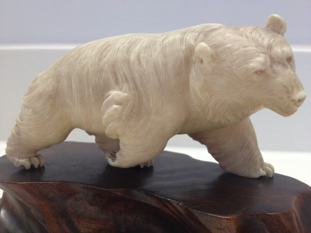 FANTASTIC QUALITY JAPANESE IVORY OKIMONO GROUP SNOW BEAR ON ROCKY OUTCROP MEIJI PERIOD View IX
