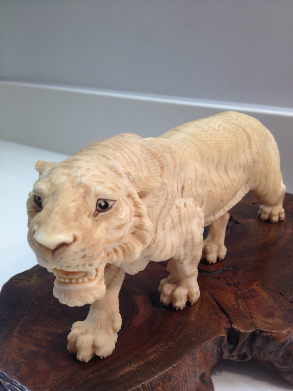 MAGNIFICENT QUALITY LARGE JAPANESE IVORY OKIMONO TIGER MEIJI PERIOD View II