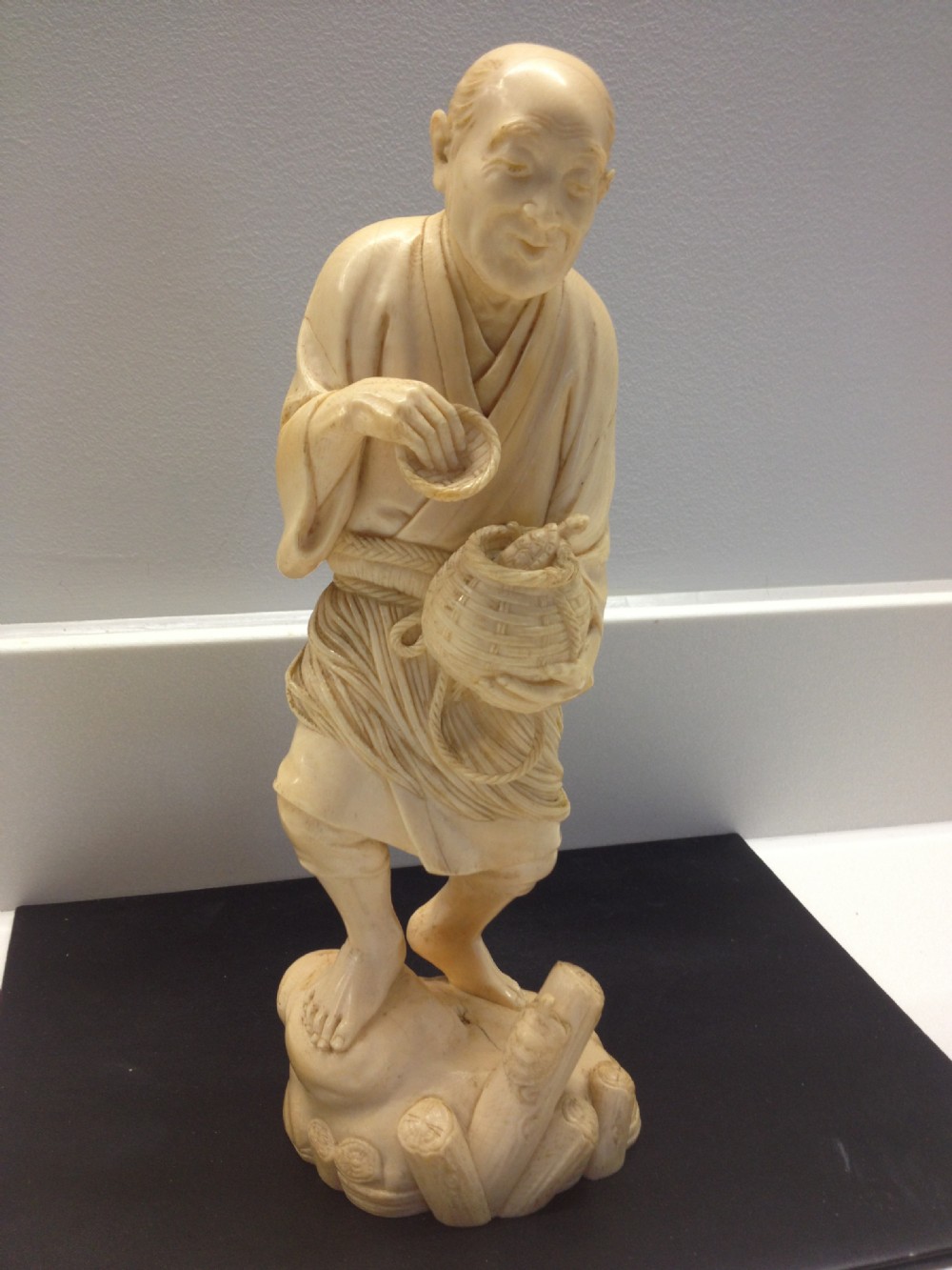 LOVELY QUALITY LARGE JAPANESE IVORY OKIMONO TURTLE CATCHER MEIJI PERIOD 1868-1912 View II