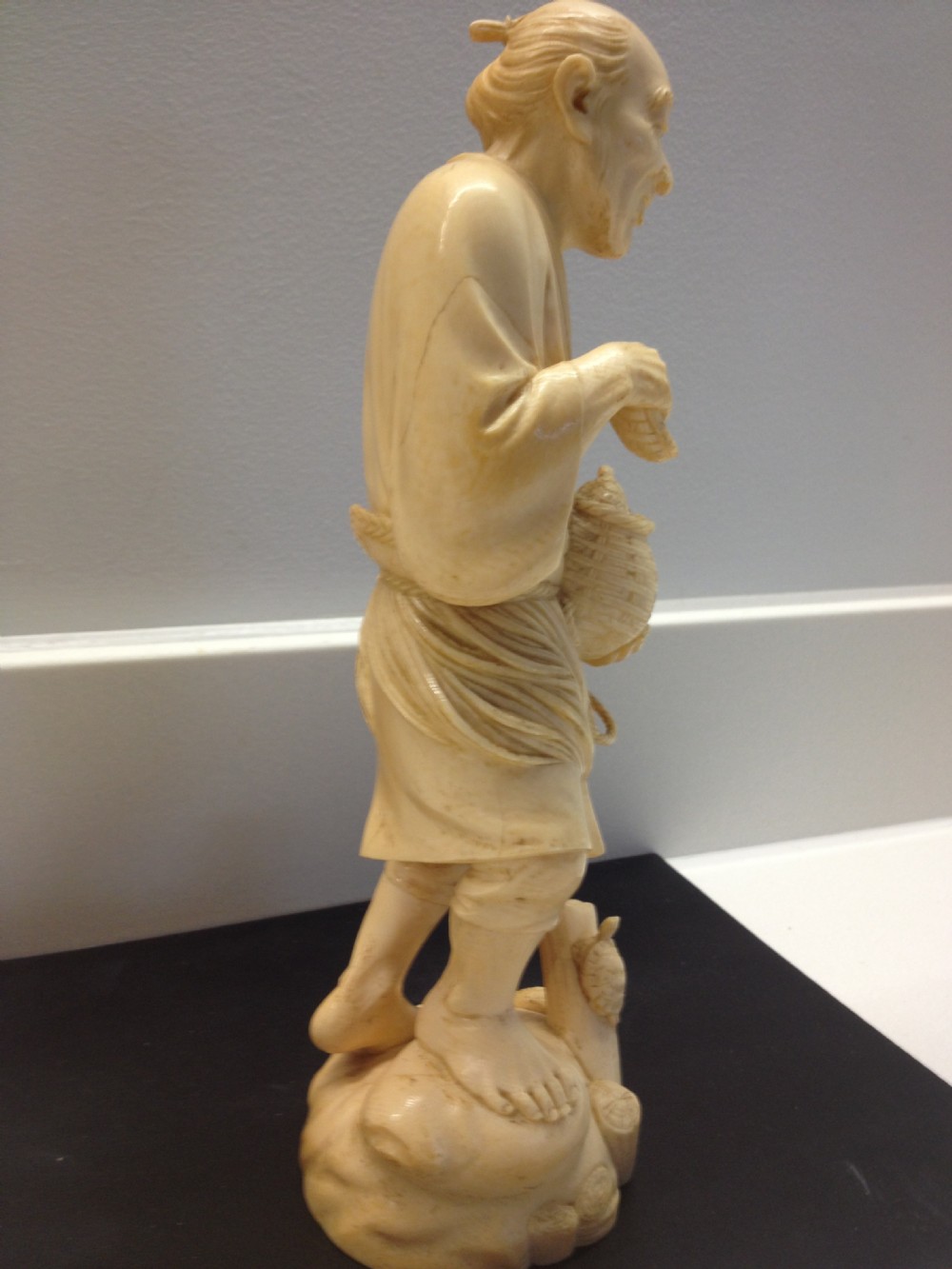 LOVELY QUALITY LARGE JAPANESE IVORY OKIMONO TURTLE CATCHER MEIJI PERIOD 1868-1912 View IV