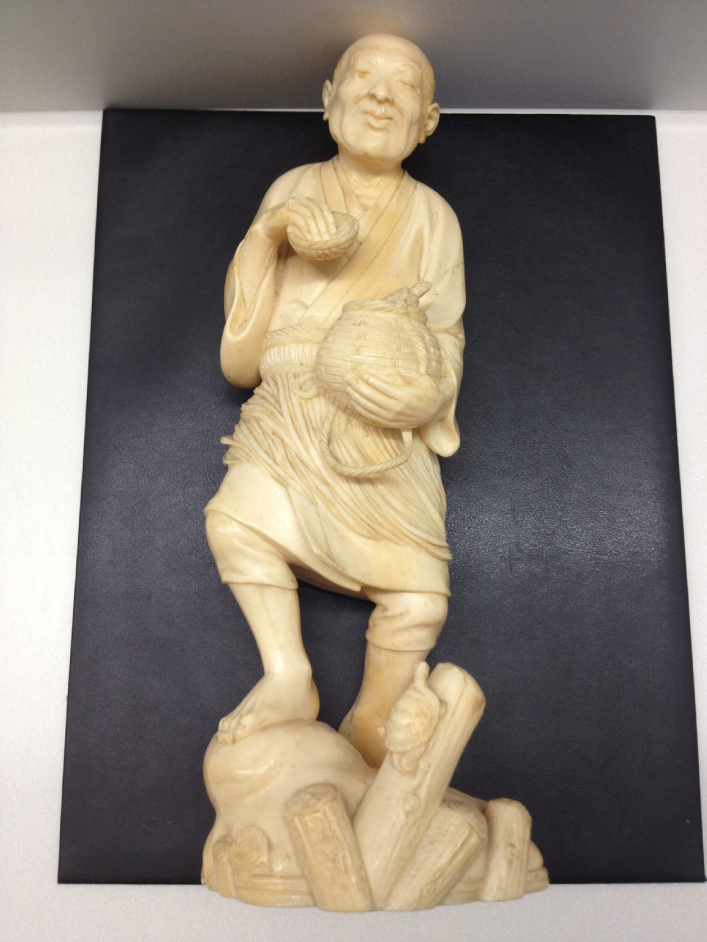 LOVELY QUALITY LARGE JAPANESE IVORY OKIMONO TURTLE CATCHER MEIJI PERIOD 1868-1912 View XII