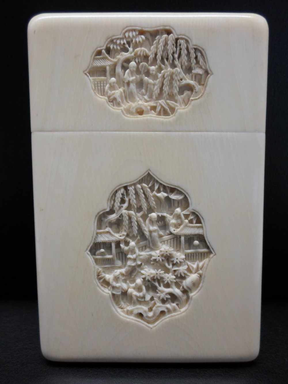 19TH CENTURY CHINESE CANTONESE IVORY CARD CASE