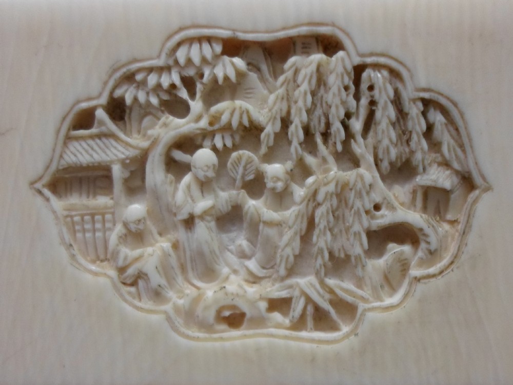 19TH CENTURY CHINESE CANTONESE IVORY CARD CASE View IV