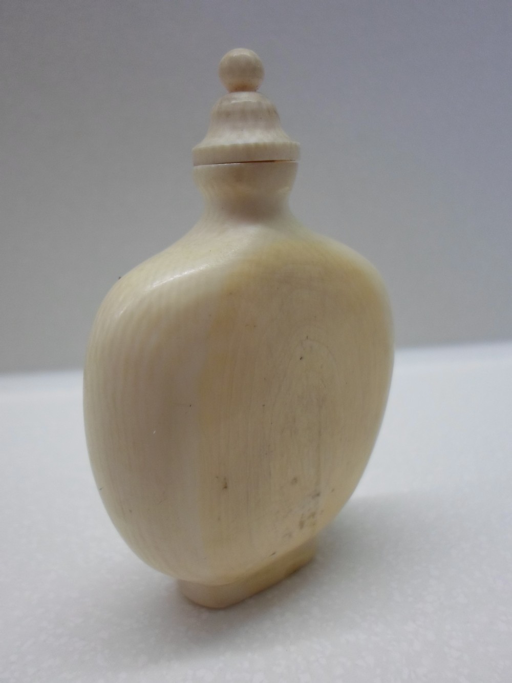 19TH CENTURY CHINESE IVORY SNUFF BOTTLE  View III