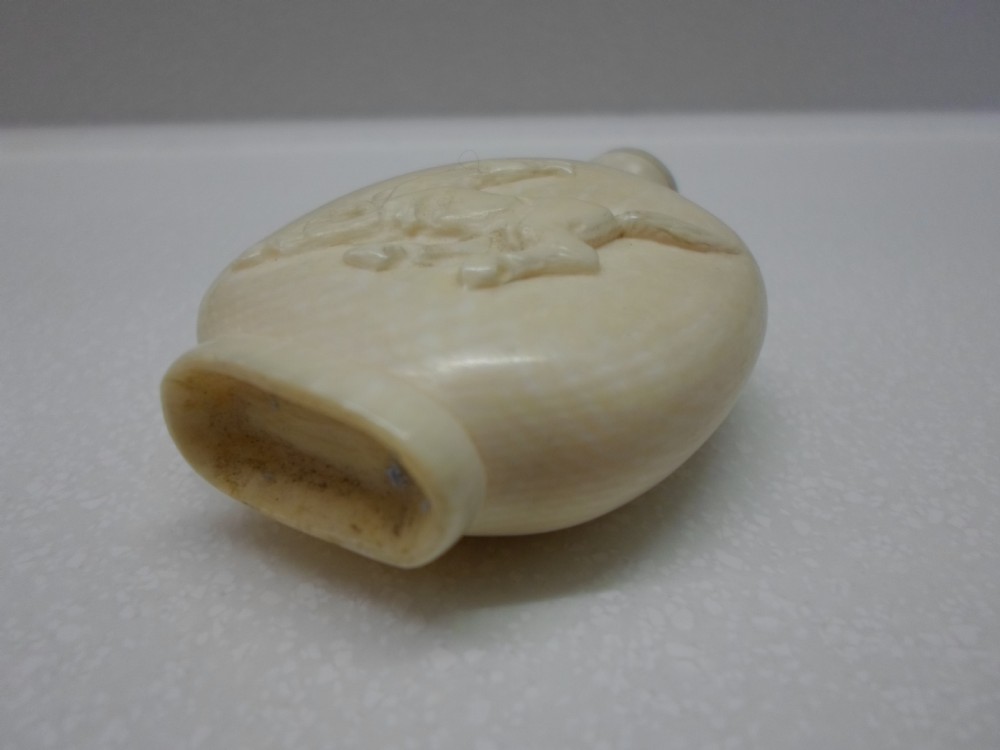 19TH CENTURY CHINESE IVORY SNUFF BOTTLE  View V