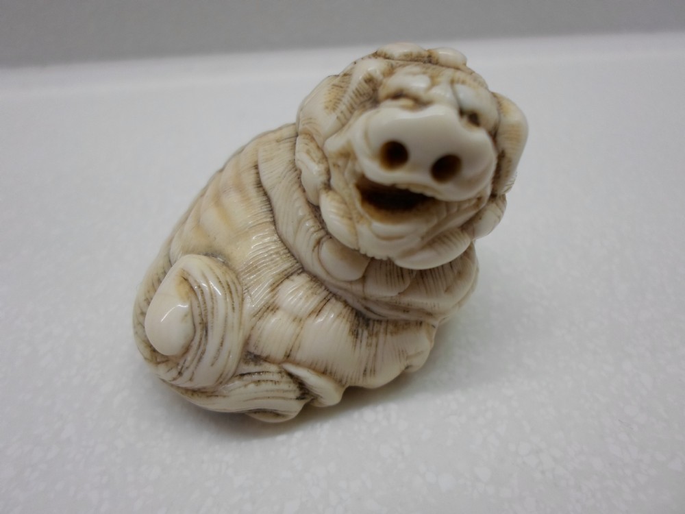 FINE 18TH CENTURY JAPANESE IVORY NETSUKE SHI SHI DOG View VII