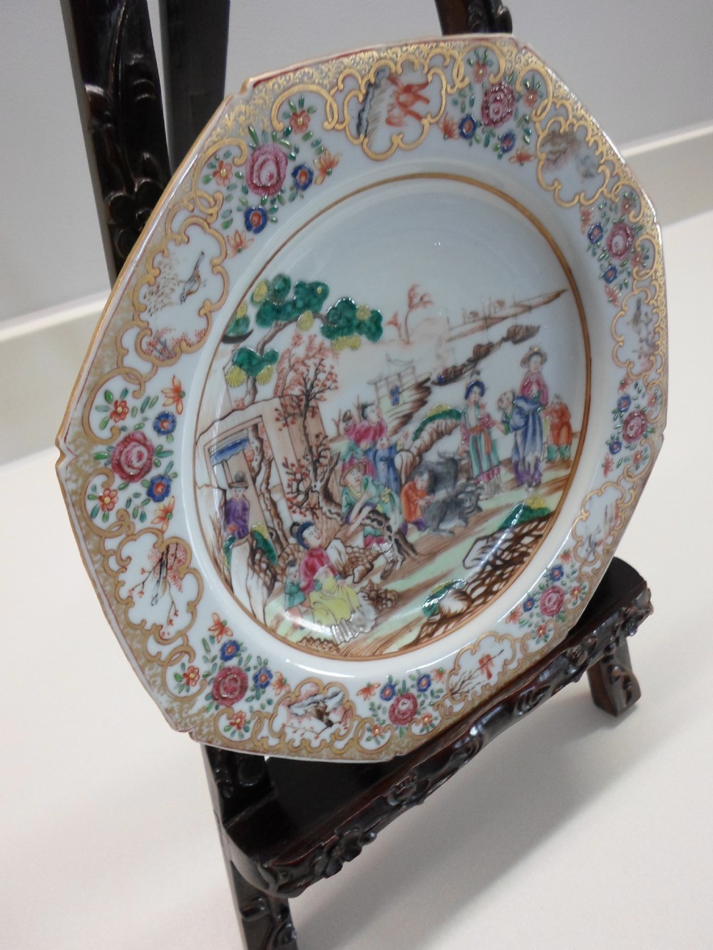 FINE QUALITY 18TH CENTURY CHINESE FAMILLE ROSE PLATE CHIEN LUNG 1736 - 1795 View VII