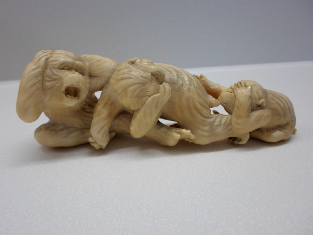 HUMEROUS JAPANESE IVORY OKIMONO MONKEY GROUP MEIJI PERIOD 1868-1912