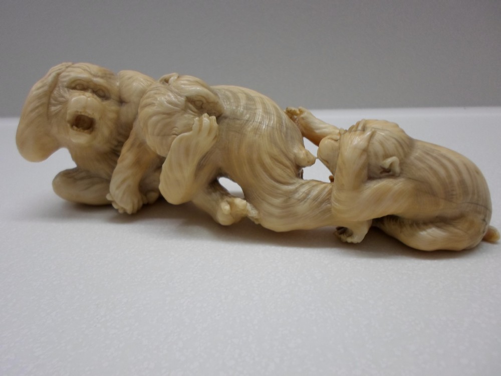 HUMEROUS JAPANESE IVORY OKIMONO MONKEY GROUP MEIJI PERIOD 1868-1912 View II