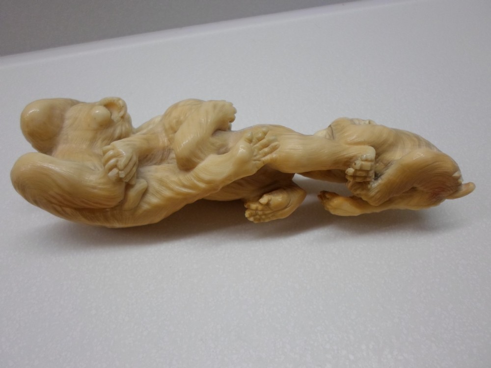 HUMEROUS JAPANESE IVORY OKIMONO MONKEY GROUP MEIJI PERIOD 1868-1912 View X