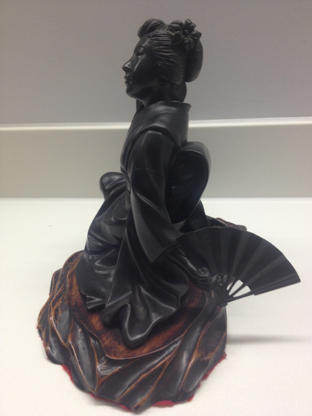LOVELY QUALITY JAPANESE BRONZE GEISHA ON STAND MEIJI PERIOD . View II
