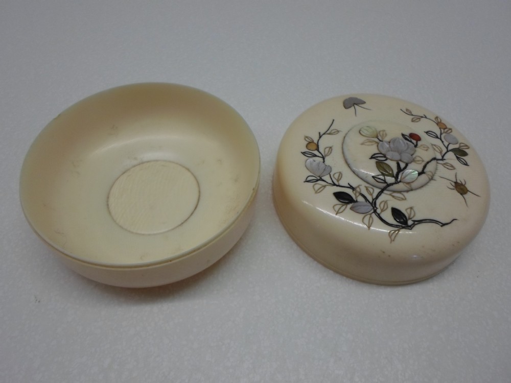 JAPANESE IVORY SHIBAYAMA LIDDED BOX MEIJI PERIOD View III