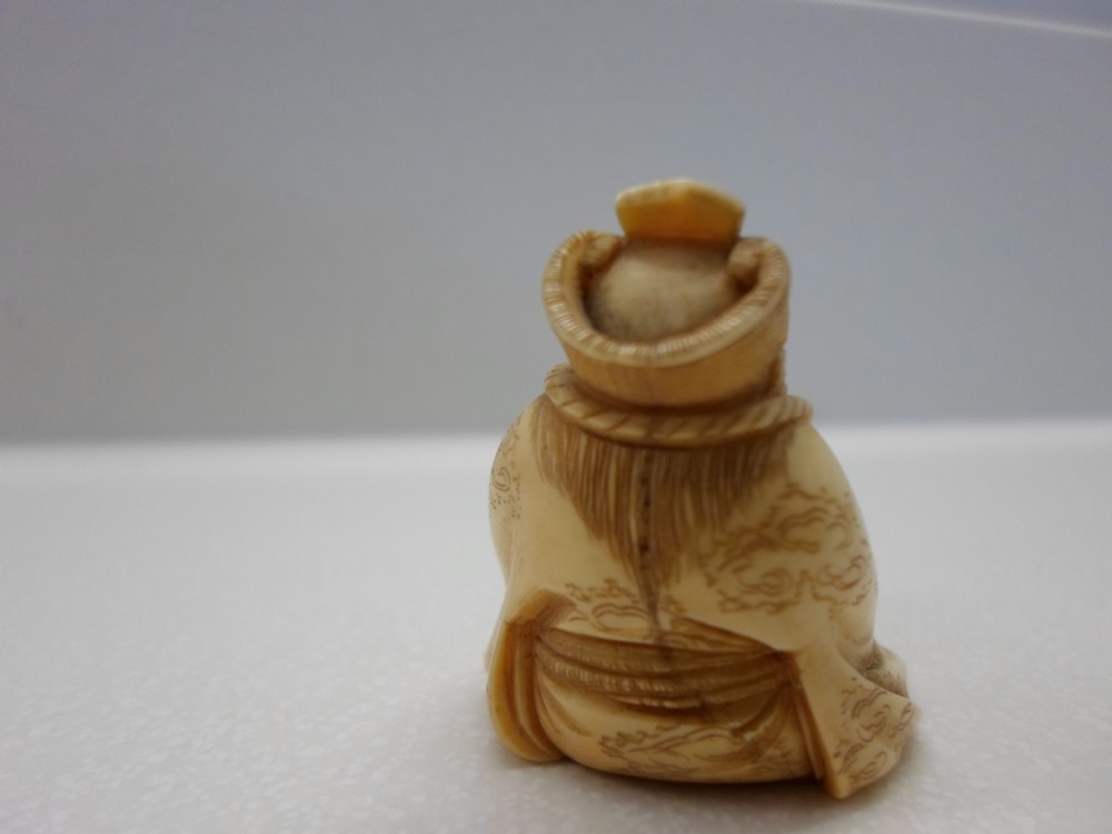 HUMEROUS JAPANESE IVORY NETSUKE MEIJI PERIOD View III