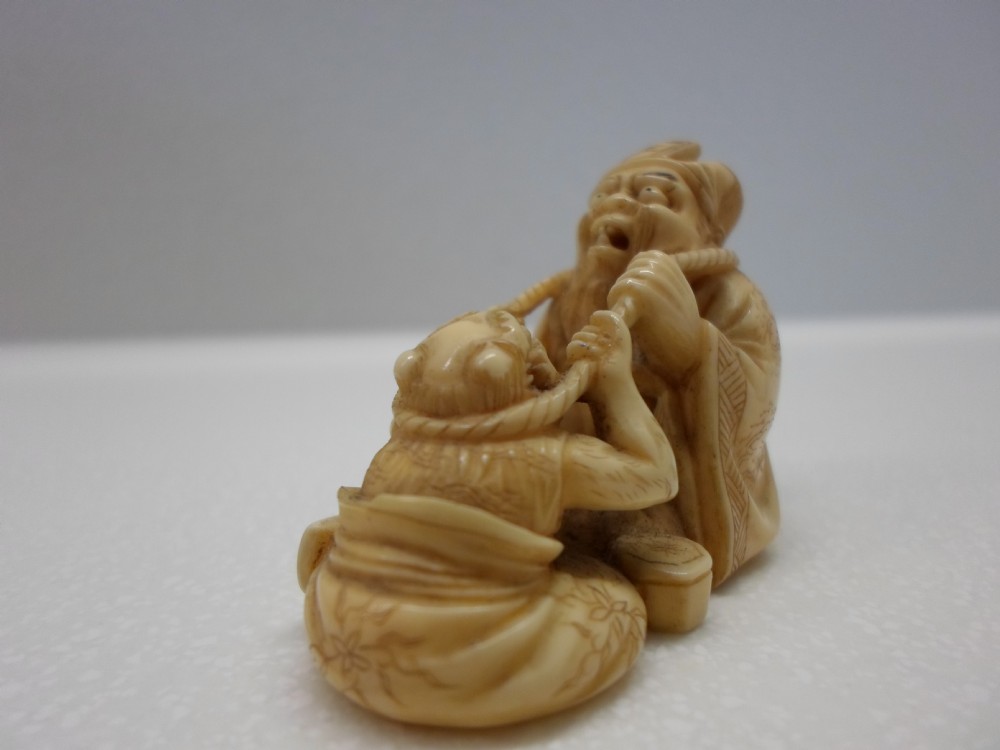 HUMEROUS JAPANESE IVORY NETSUKE MEIJI PERIOD View IV