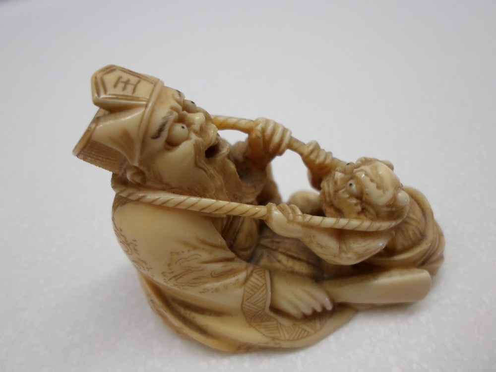 HUMEROUS JAPANESE IVORY NETSUKE MEIJI PERIOD View VII