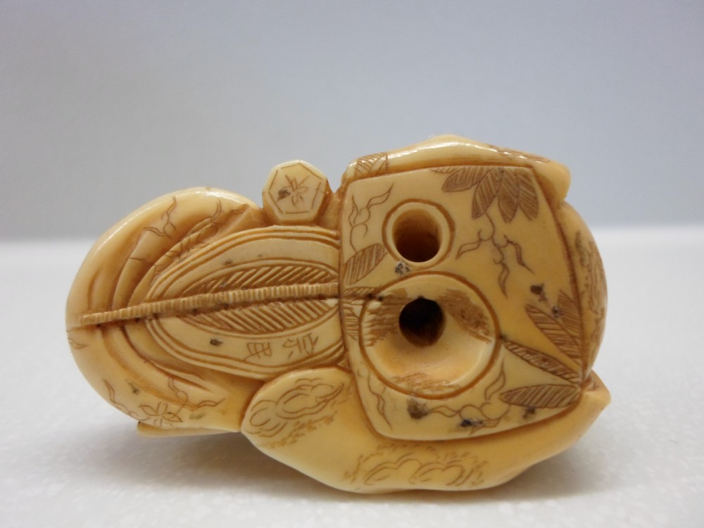 HUMEROUS JAPANESE IVORY NETSUKE MEIJI PERIOD View VIII