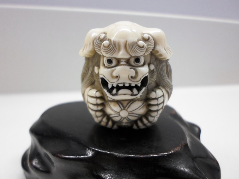 FINE QUALITY JAPANESE IVORY NETSUKE SHI SHI DOG