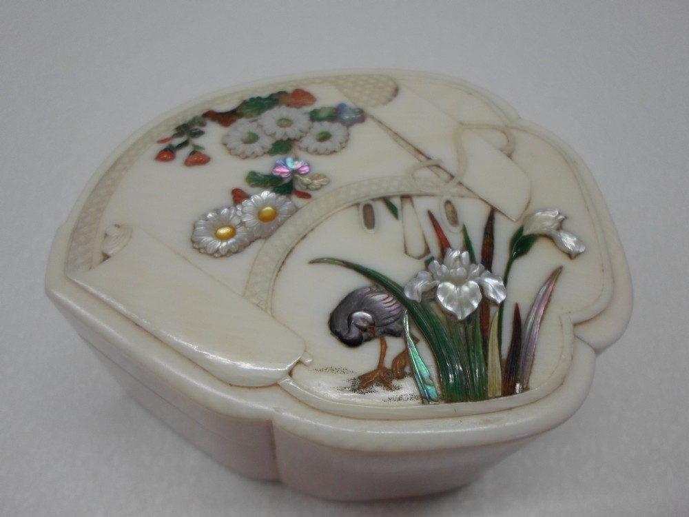 NICE QUALITY JAPANESE IVORY AND SHIBAYAMA LIDDED BOX