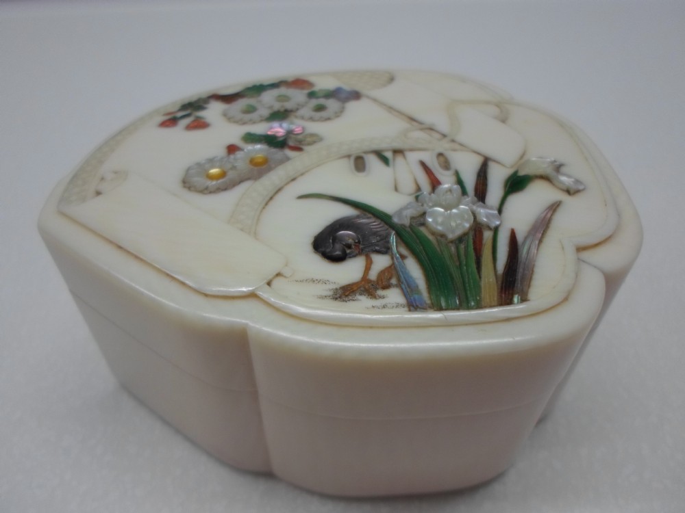 NICE QUALITY JAPANESE IVORY AND SHIBAYAMA LIDDED BOX View II