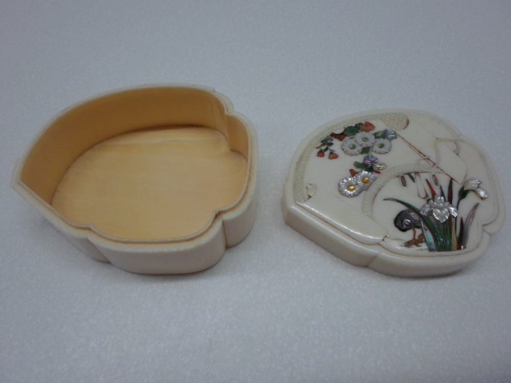 NICE QUALITY JAPANESE IVORY AND SHIBAYAMA LIDDED BOX View VI