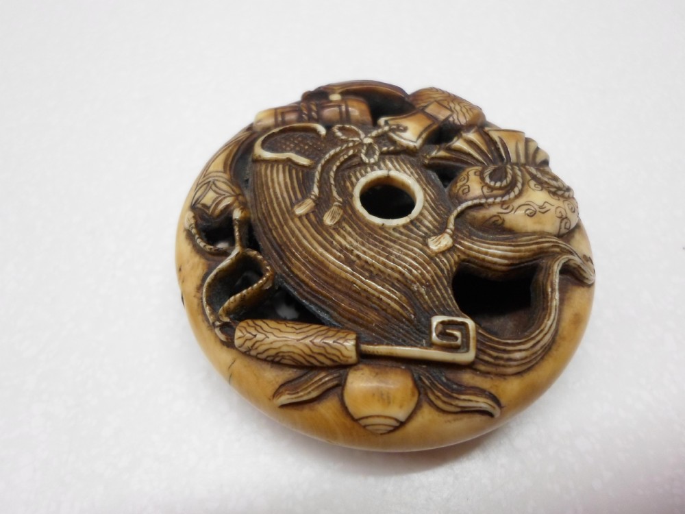 GORGEOUS JAPANESE IVORY MANJU NETSUKE MEIJI PERIOD View II