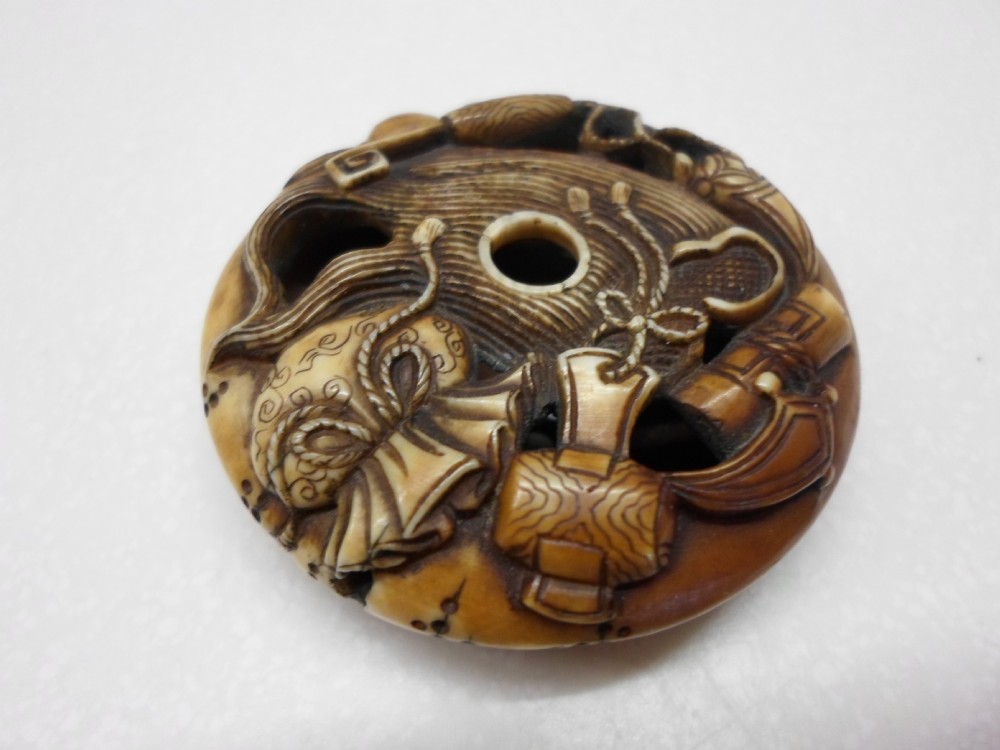GORGEOUS JAPANESE IVORY MANJU NETSUKE MEIJI PERIOD View III