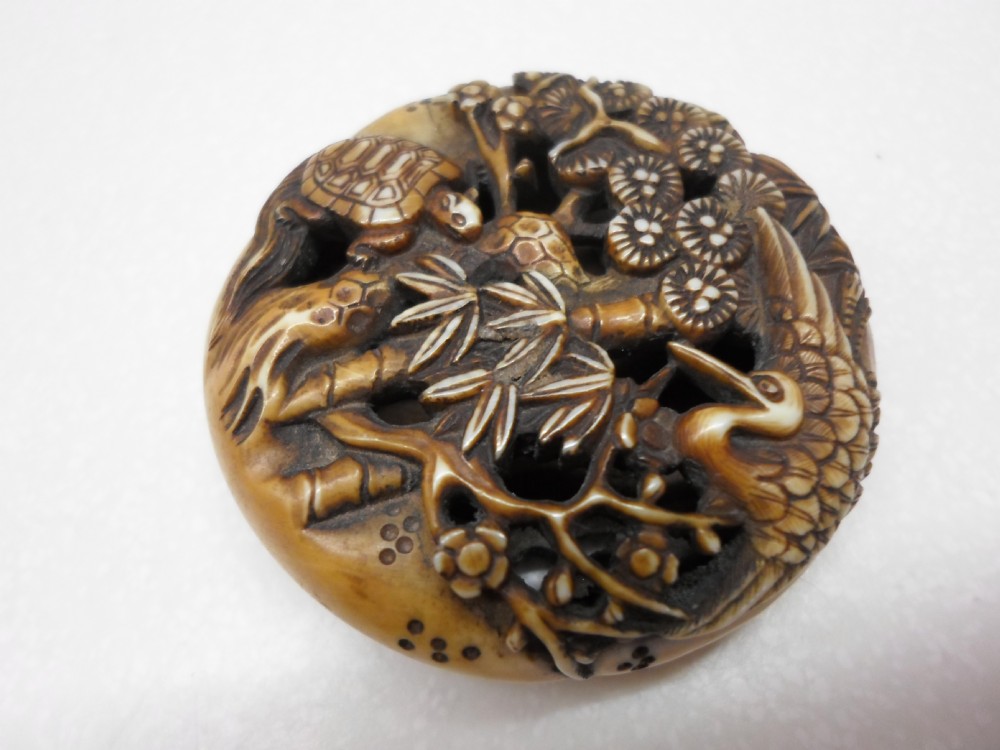GORGEOUS JAPANESE IVORY MANJU NETSUKE MEIJI PERIOD View IV