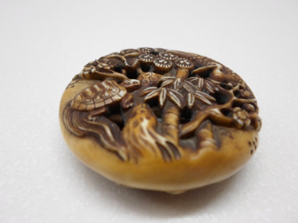 GORGEOUS JAPANESE IVORY MANJU NETSUKE MEIJI PERIOD View V