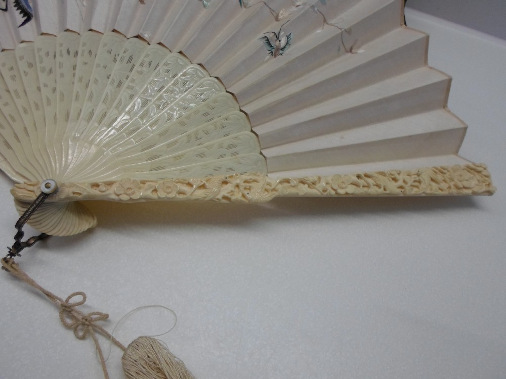 CHINESE CANTONESE IVORY EMBROIDERED FAN IN LACQUER BOX View VI