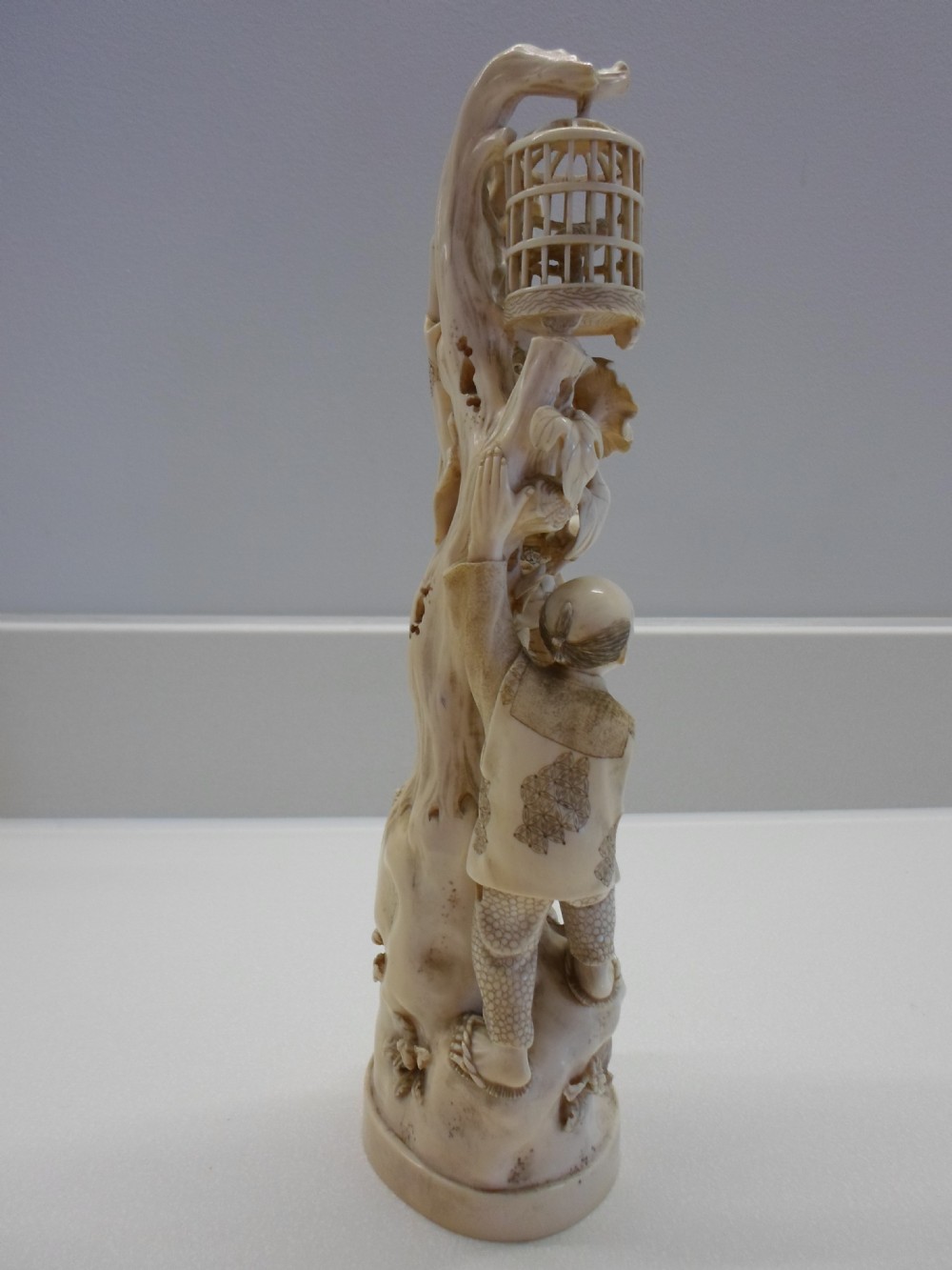 LARGE FINE QUALITY ONE PIECE JAPANESE IVORY OKIMONO View IV
