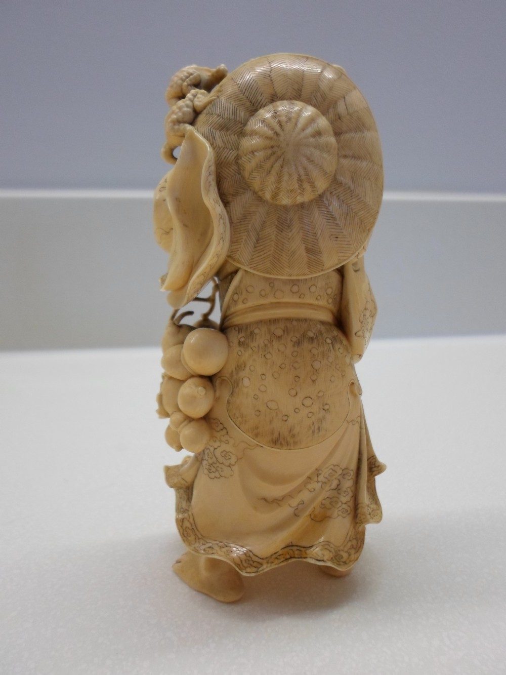 FINE QUALITY JAPANESE IVORY OKIMONO SAGE AND TOADS View III