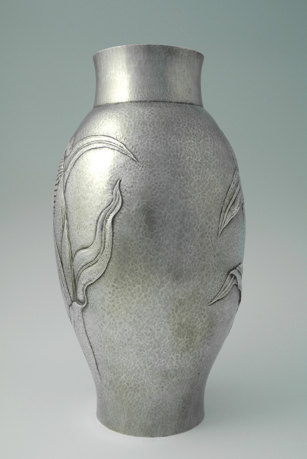 MAGNIFICENT LARGE JAPANESE SILVER VASE - SEIKA SIGNED  View II