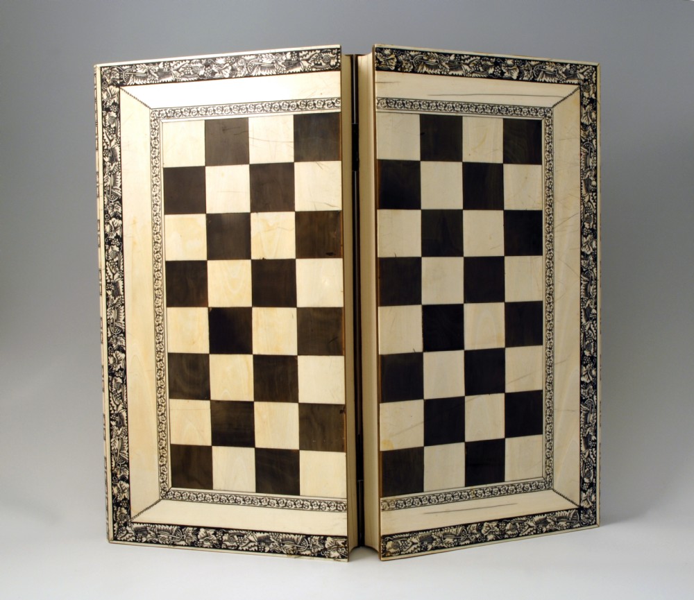 WONDERFUL LARGE VIZAGAPATAM IVORY AND HORN GAMES BOX View II
