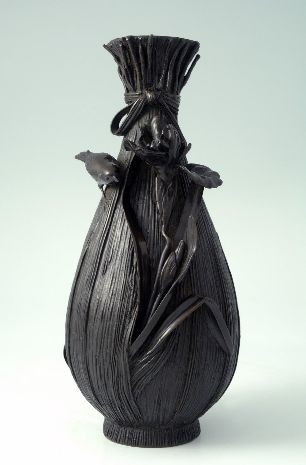 DELIGHTFUL JAPANESE BRONZE BIRD VASE MEIJI PERIOD View II