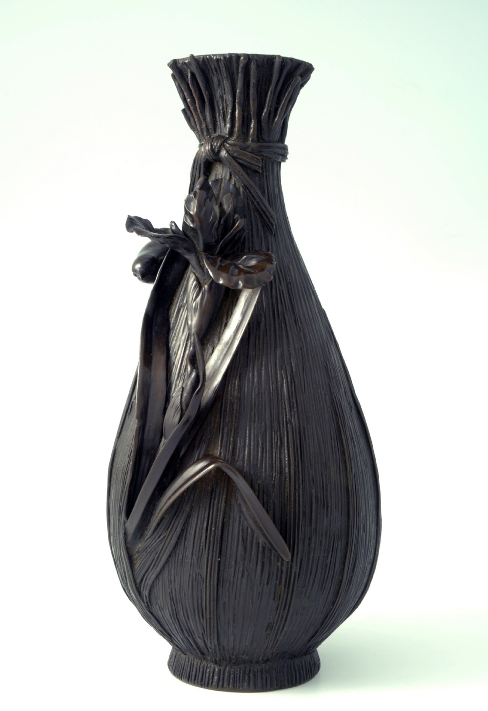 DELIGHTFUL JAPANESE BRONZE BIRD VASE MEIJI PERIOD View III