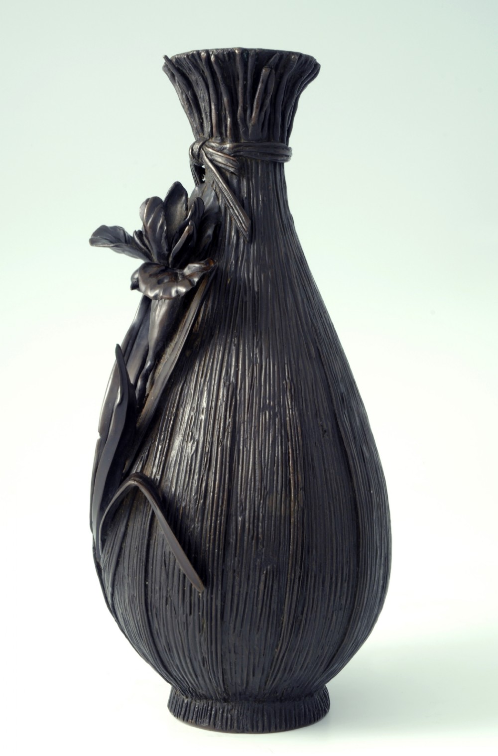 DELIGHTFUL JAPANESE BRONZE BIRD VASE MEIJI PERIOD View IV