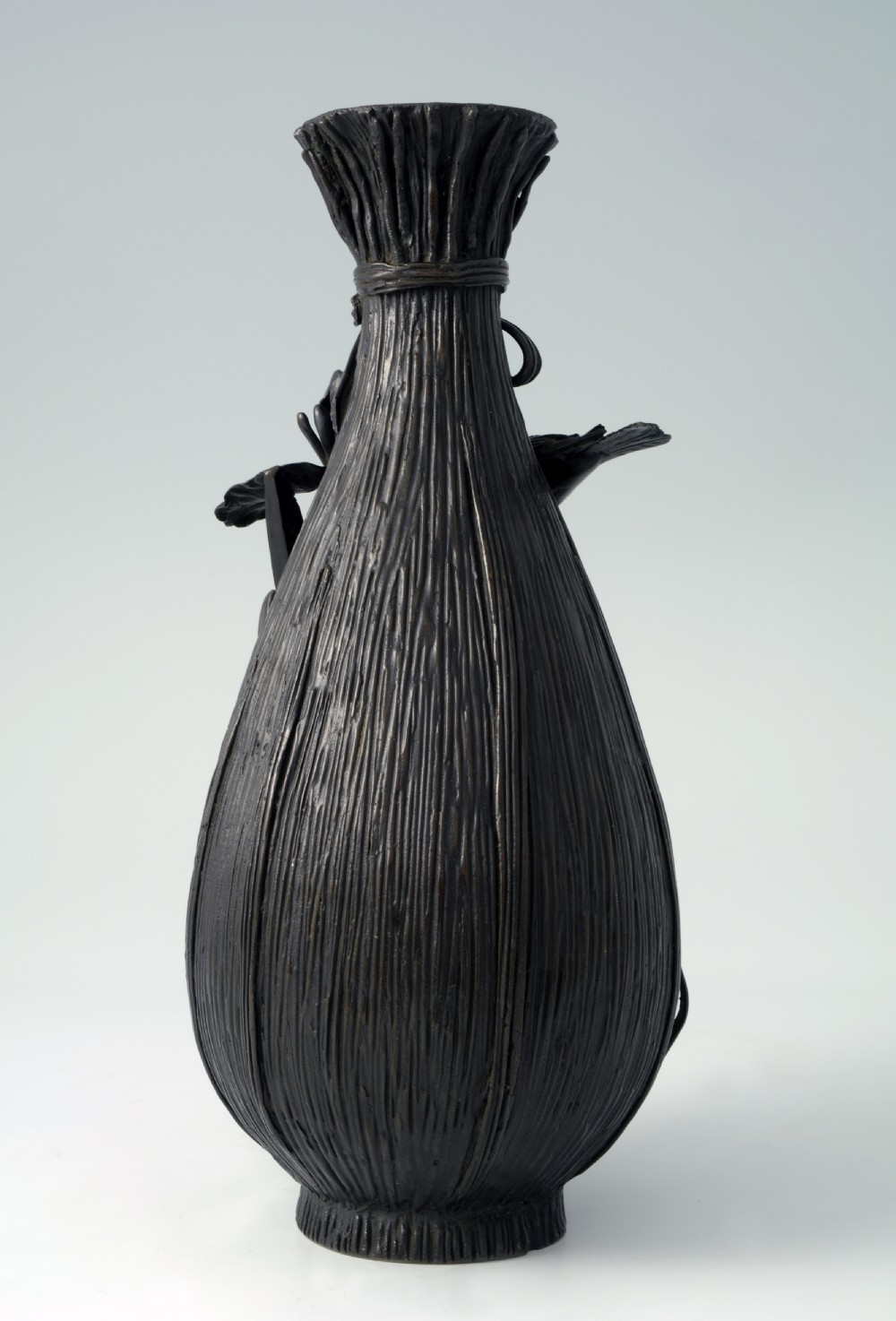 DELIGHTFUL JAPANESE BRONZE BIRD VASE MEIJI PERIOD View VI