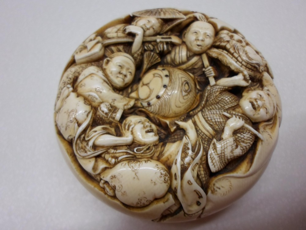 AN OVERSIZED JAPANESE IVORY MANJU NETSUKE SIGNED TOMOCHIKA View V