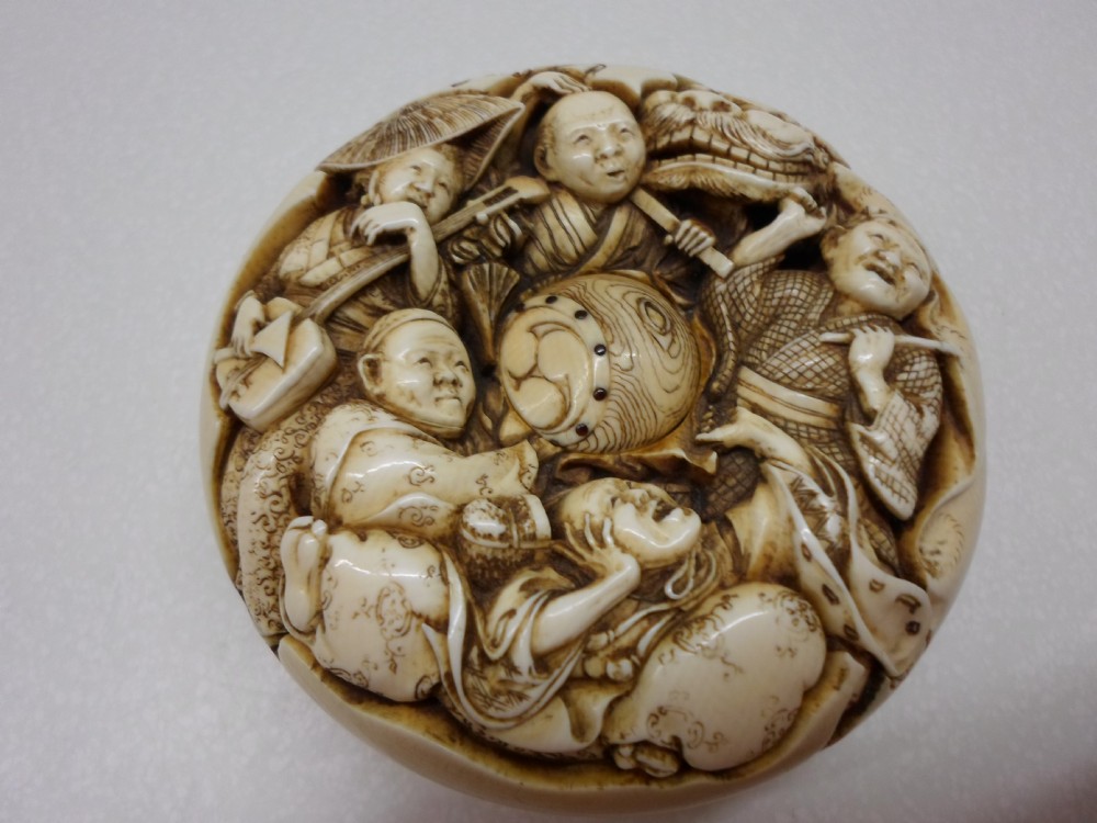 AN OVERSIZED JAPANESE IVORY MANJU NETSUKE SIGNED TOMOCHIKA View VI