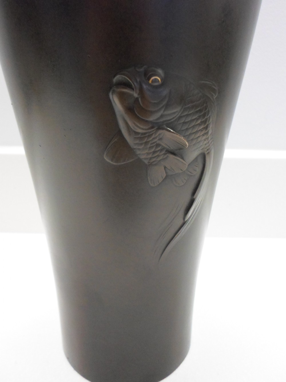 LARGE JAPANESE BRONZE FIGHTING FISH VASE BY CHIKATOSHI View III