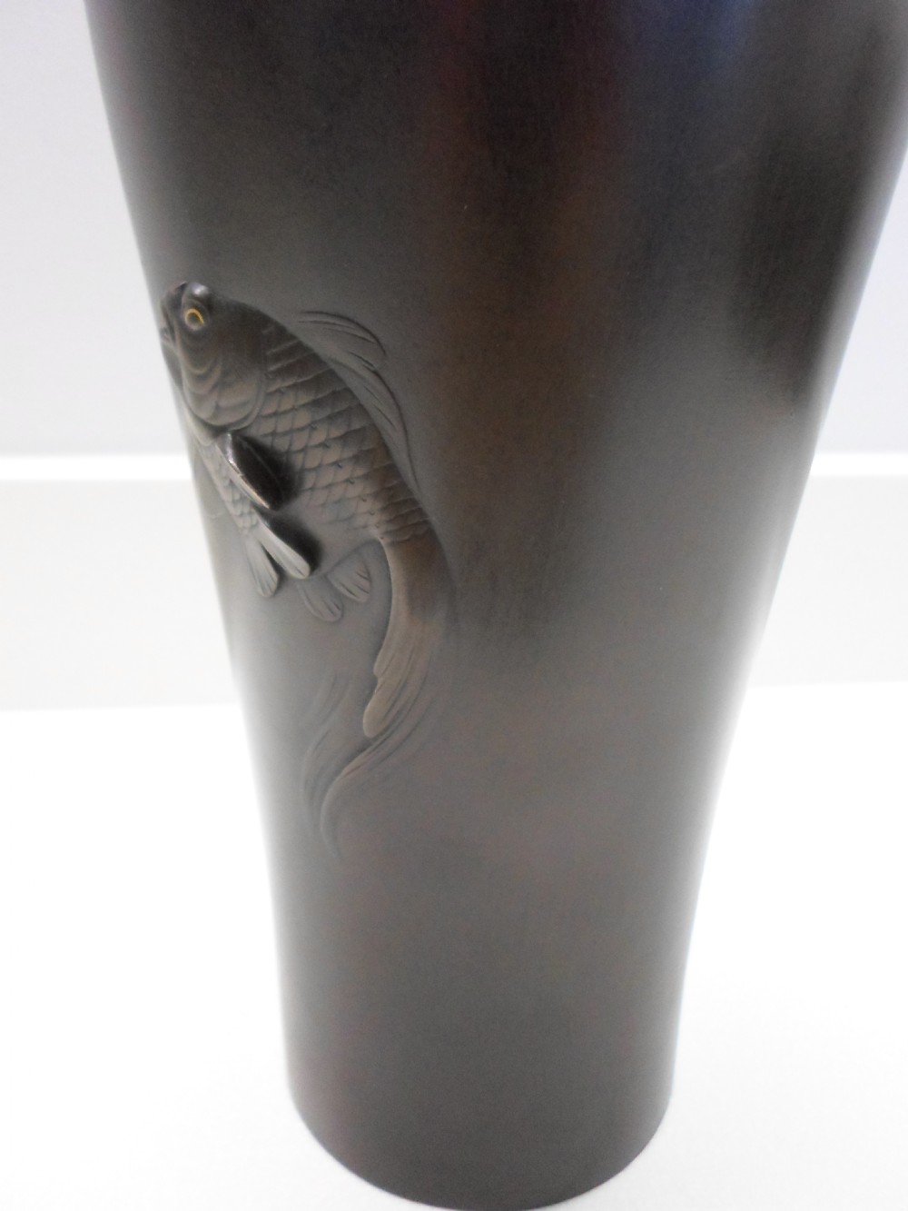 LARGE JAPANESE BRONZE FIGHTING FISH VASE BY CHIKATOSHI View IV