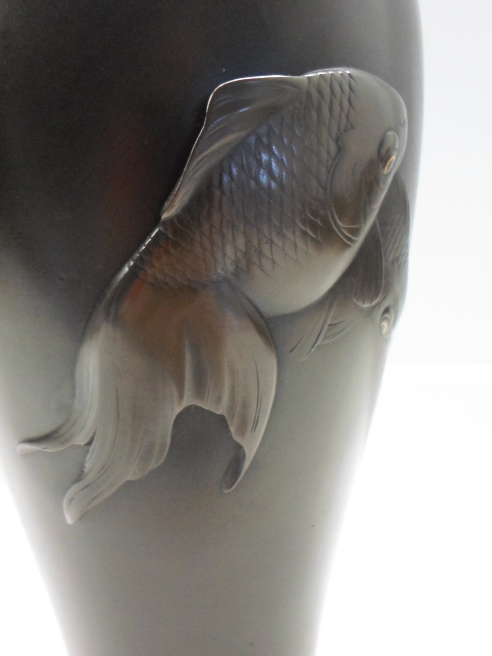 LARGE JAPANESE BRONZE FIGHTING FISH VASE BY CHIKATOSHI View V