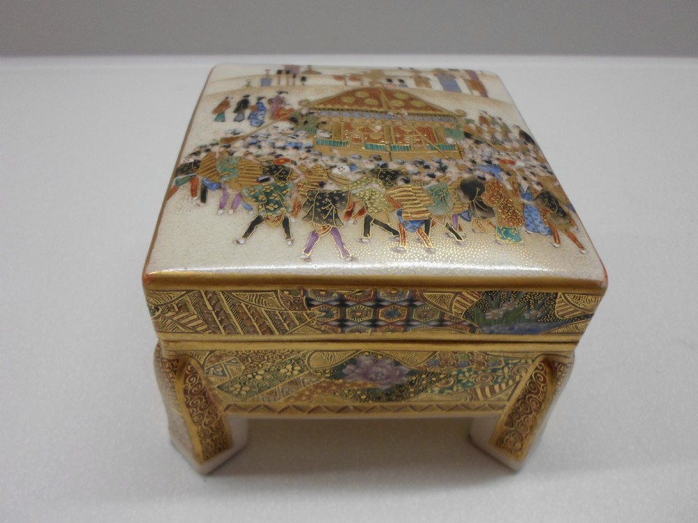 JAPANESE SATSUMA KOGO (LIDDED BOX) SIGNED MEIJI PERIOD