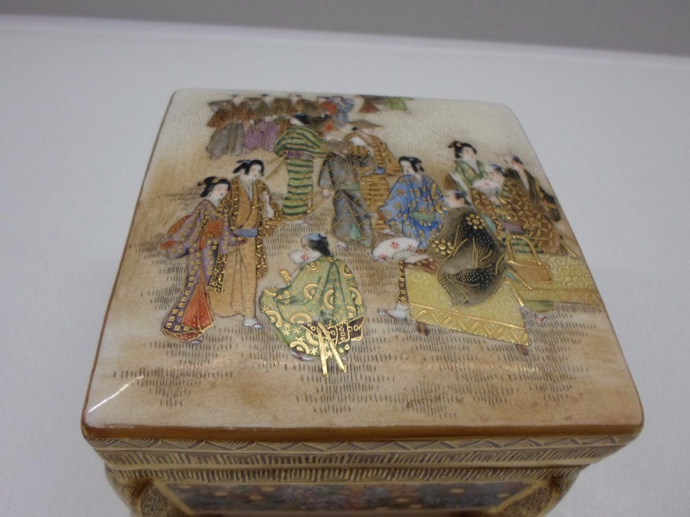 JAPANESE SATSUMA KOGO (LIDDED BOX)SIGNED MEIJI PERIOD