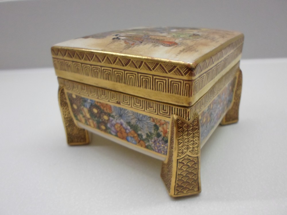 JAPANESE SATSUMA KOGO (LIDDED BOX)SIGNED MEIJI PERIOD View III